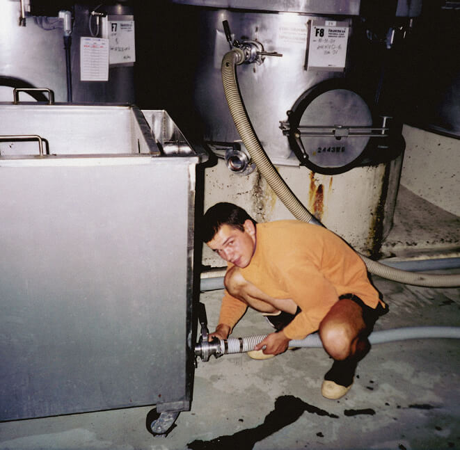 Rad s opremom za vinifikaciju u podrumu