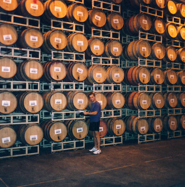 Vinar u vinskom podrumu s hrastovim bačvama